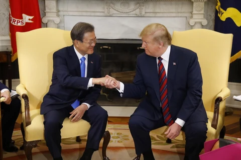 Tổng thống Mỹ Donald Trump (phải) hội đàm với người đồng cấp Hàn Quốc Moon Jae-in tại Washington DC., ngày 11/4/2019. (Ảnh: YONHAP/TTXVN)