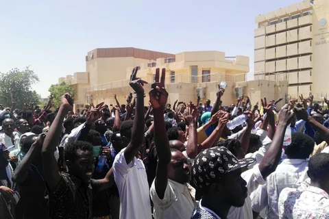 Người biểu tình Sudan tập trung bên ngoài trụ sở Bộ Quốc phòng ở thủ đô Khartoum ngày 7/4/2019. (Ảnh: AFP/TTXVN)