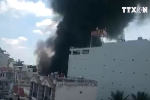 Khói bốc lên từ đám cháy. (Nguồn: Vnews)