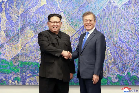 Tổng thống Hàn Quốc Moon Jae-in (phải) và nhà lãnh đạo Triều Tiên Kim Jong-un tại Hội nghị thượng đỉnh lần thứ nhất ở làng đình chiến Panmunjom ngày 27/4/2018. (Ảnh: AFP/TTXVN)