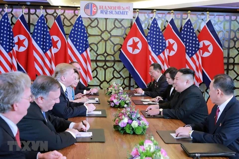 Tổng thống Mỹ Donald Trump (thứ 3, trái) và Chủ tịch Triều Tiên Kim Jong-un trong cuộc gặp tại Hội nghị thượng đỉnh Mỹ-Triều lần hai tại Hà Nội. (Ảnh: AFP/TTXVN)