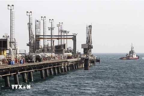 Một cơ sở khai thác dầu trên đảo Khark, Iran. (Ảnh: AFP/TTXVN)