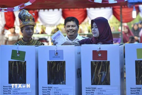 Cử tri bỏ phiếu tại điểm bầu cử ở Trumon, tỉnh Nam Aceh, Indonesia sáng 17/4/2019. (Ảnh: AFP/TTXVN)