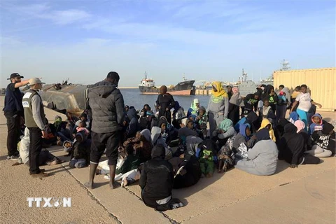 Người di cư tại căn cứ hải quân ở Tripoli, Libya. (Ảnh: AFP/TTXVN)