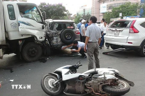 [Video] Ôtô tải lao thẳng vào đoàn xe đang dừng đèn đỏ ở Quảng Bình