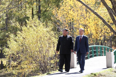 Nhà lãnh đạo Triều Tiên Kim Jong-un (trái) và Tổng thống Hàn Quốc Moon Jae-in trong chuyến thăm nhà khách Samjiyon, gần núi Paektu ngày 20/9/2018. (Ảnh: AFP/TTXVN)