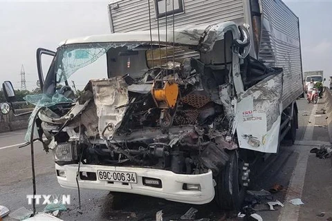 [Video] Tai nạn trên đường dẫn ra cao tốc, 3 người thương vong