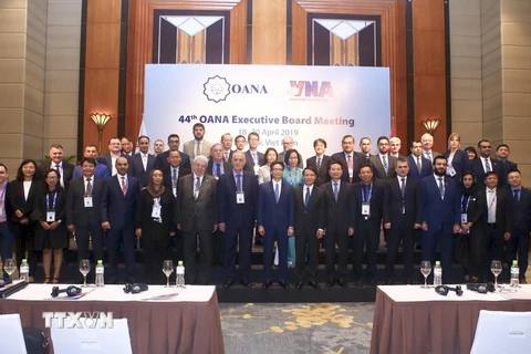Phó Thủ tướng Chinh phủ Vũ Đức Đam chụp ảnh chung với các đại biểu tham dự hội nghị. (Ảnh: Minh Quyết/TTXVN)