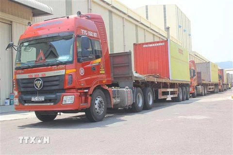Đoàn xe chở lô hàng 5.000 tấn tôn Hoa Sen xuất khẩu đi Malaysia. (Ảnh: Quốc Dũng/TTXVN0
