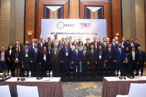 Phó Thủ tướng Vũ Đức Đam chụp ảnh chung với các đại biểu tham dự hội nghị. (Ảnh: Minh Quyết/ TTXVN)