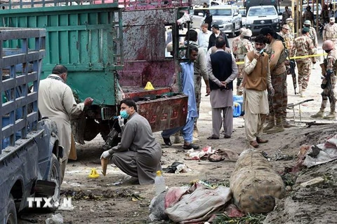 Nhân viên an ninh điều tra tại hiện trường vụ đánh bom ở Quetta, Pakistan. (Ảnh: AFP/TTXVN)