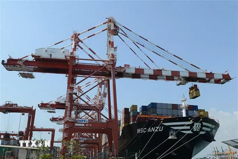Xếp dỡ hàng hóa tại cảng container quốc tế ở Colombo, Sri Lanka. (Ảnh: AFP/TTXVN)