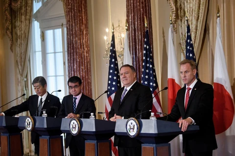 Bộ trưởng Ngoại giao và Bộ trưởng Quốc phòng của Mỹ và Nhật Bản tại cuộc họp báo ở Washington, DC, Mỹ ngày 19/4. (Ảnh: AFP/TTXVN)
