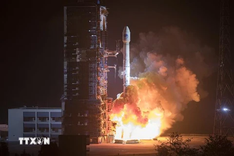 Tên lửa đẩy Trường Chinh 3B mang theo 2 vệ tinh định vị Bắc Đẩu rời bệ phóng tại Trung tâm phóng vệ tinh Tây Xương, tỉnh Tứ Xuyên, Trung Quốc ngày 19/11/2018. (Ảnh: THX/TTXVN)