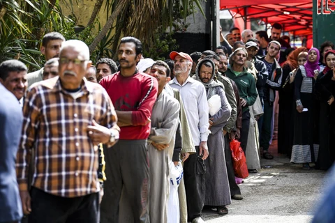 Cử tri Ai Cập xếp hàng chờ bỏ phiếu tại một điểm bầu cử ở Cairo ngày 20/4. (Ảnh: AFP/TTXVN)