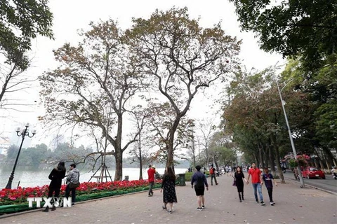Nhiều người dân đi chơi quanh Hồ Hoàn Kiếm. (Ảnh: Anh Tuấn/TTXVN)