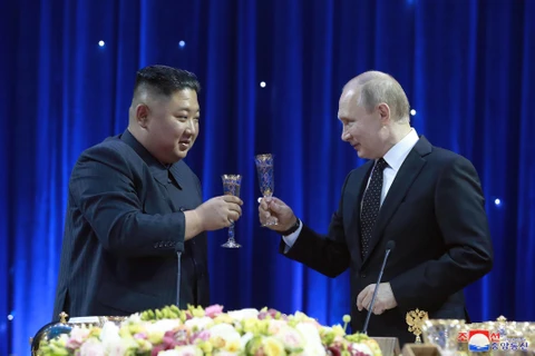 Chủ tịch Triều Tiên Kim Jong-un (trái) và Tổng thống Nga Vladimir Putin trong bữa tiệc tối sau Hội nghị thượng đỉnh Nga- Triều tại Vladivostok (Nga) ngày 25/4/2019. (Ảnh: Yonhap/TTXVN)