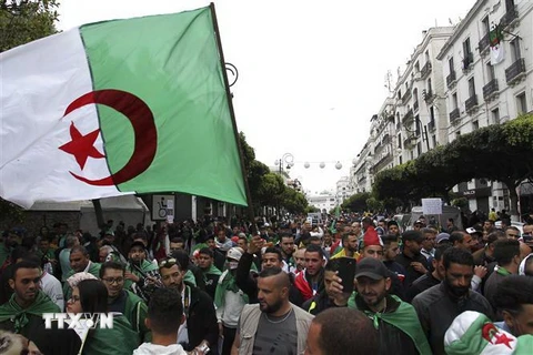 Người biểu tình phản đối tham nhũng tập trung tại thủ đô Algiers, Algeria. (Ảnh: AFP/TTXVN)