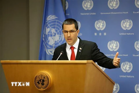 Ngoại trưởng Venezuela Jorge Arreaza trong cuộc họp báo tại trụ sở Liên hợp quốc ở New York, Mỹ,ngày 25/4. (Ảnh: THX/TTXVN)