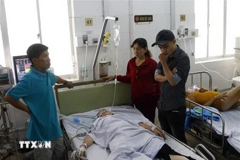 Công nhân được cấp cứu tại Bệnh viện Đa khoa Trung ương Cần Thơ. (Ảnh: Thanh Liêm/TTXVN)