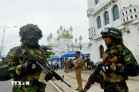 Cảnh sát Sri Lanka gác bên ngoài một nhà thờ Hồi giáo trong buổi lễ cầu nguyện Ngày thứ Sáu ở thủ đô Colombo ngày 26/4. (Ảnh: AFP/TTXVN)