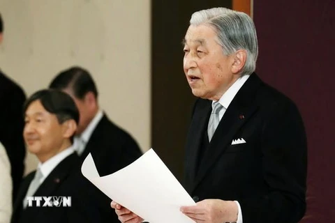 Nhật hoàng Akihito (phải) tại lễ thoái vị trong Hoàng cung ở Tokyo ngày 30/4/2019. (Ảnh: AFP/TTXVN)