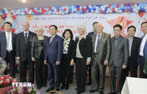 Đại sứ Ngô Đức Mạnh cùng các đại biểu chụp ảnh lưu niệm. (Ảnh: Hồng Quân/TTXVN)