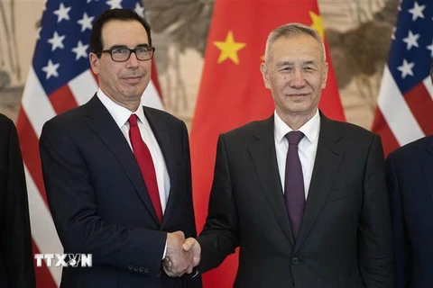 Bộ trưởng Tài chính Mỹ Steven Mnuchin (trái) và Phó Thủ tướng Trung Quốc Lưu Hạc trong cuộc gặp tại Bắc Kinh ngày 29/3/2019. (Ảnh: AFP/TTXVN)
