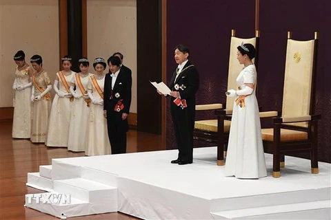 Nhật hoàng Naruhito (thứ 2, phải) phát biểu trong lễ đăng quang tại Hoàng cung ở Tokyo, Nhật Bản ngày 1/5/2019. (Ảnh: AFP/TTXVN)