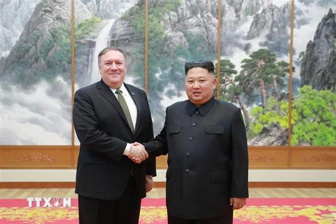 Ngoại trưởng Mỹ Mike Pompeo (trái), trong chuyến công tác Triều Tiên, hội kiến nhà lãnh đạo Triều Tiên Kim Jong-un tại Bình Nhưỡng, ngày 7/10/2018. (Ảnh: TTXVN phát)