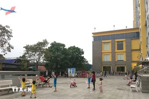 Trẻ em chơi dưới sân một khu chung cư. (Ảnh: Thanh Vũ/TTXVN)