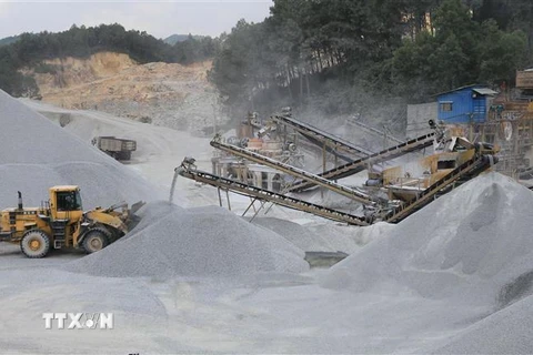 Sản xuất đá xây dựng ở Hợp tác xã khai thác đá Xuân Long, thị xã Hương Trà, Thanh Hóa. (Ảnh: Hồ Cầu/TTXVN)