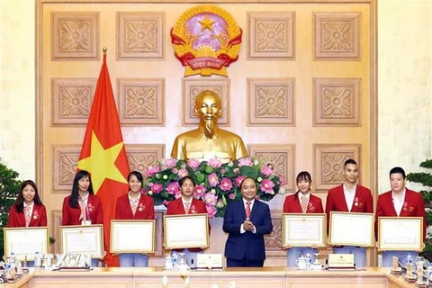 Thủ tướng Nguyễn Xuân Phúc trao tặng Huân chương Lao động hạng Ba của Chủ tịch nước tặng thưởng 7 vận động viên xuất sắc đoạt 4 huy chương vàng cho Việt Nam tại ASIAD 2018. (Ảnh: Thống Nhất/TTXVN)