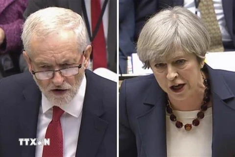 Thủ tướng Anh Theresa May (phải) và lãnh đạo Công đảng đối lập Jeremy Corbyn. (Ảnh: AFP/TTXVN)