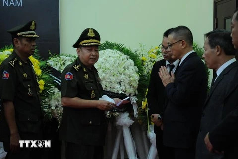 Quốc vụ khanh, Thống tướng El Van Sarat chia buồn với Đại sứ quán. (Ảnh: Phóng viên TTXVN tại Campuchia)