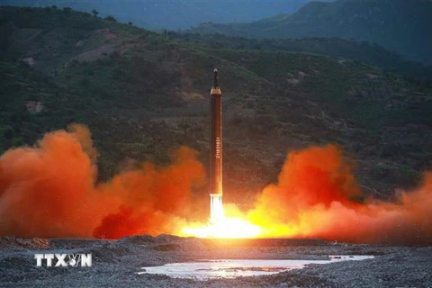 Tên lửa đạn đạo tầm trung Hwasong-12 của Triều Tiên được phóng thử từ một địa điểm bí mật năm 2017. (Ảnh: Yonhap/ TTXVN)
