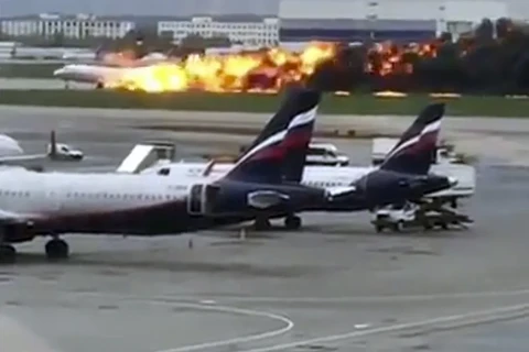 Chiếc máy bay bốc cháy. (Nguồn: AP)