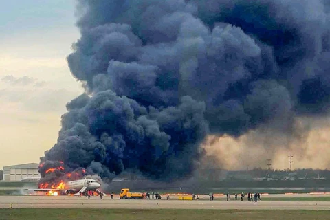 Máy bay bốc cháy. (Nguồn: Reuters)