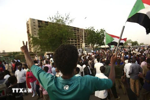Người biểu tình tập trung bên ngoài trụ sở quân đội ở Khartoum, Sudan, ngày 4/5. (Ảnh: AFP/TTXVN)