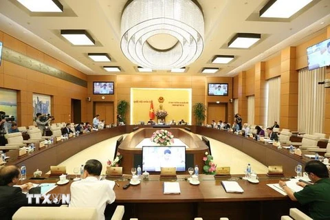 Phiên họp thứ 33 của Ủy ban Thường vụ Quốc hội thảo luận cho ý kiến về dự án Luật Xuất cảnh, nhập cảnh của công dân Việt Nam. (Ảnh: Dương Giang/TTXVN)