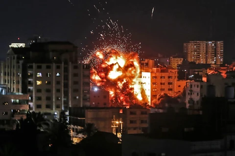 Một tòa nhà bị cháy trong vụ không kích của Israel vào Dải Gaza ngày 4/5. (Ảnh: AFP/TTXVN)