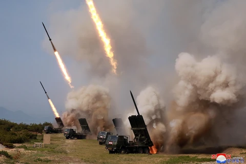 Triều Tiên tiến hành thử vũ khí dẫn đường chiến thuật mới và nhiều giàn phóng rocket mới ngày 4/5. (Ảnh: Yonhap/TTXVN)