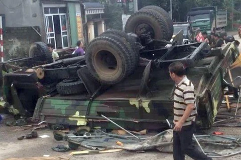 Tránh ôtô phía trước, xe tải quân sự chở 30 chiến sỹ bị lật