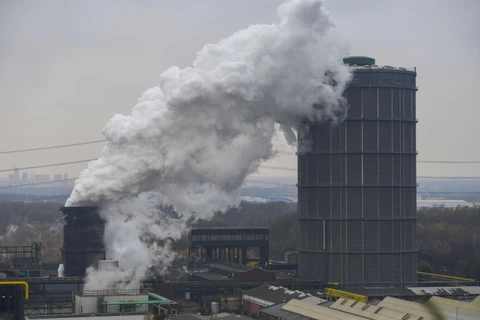 Khí thải bốc lên từ mỏ than ở Bottrop, Đức ngày 20/11/2018. (Ảnh: AFP/TTXVN)