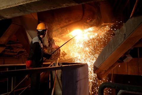 Công nhân làm việc tại nhà máy sản xuất thép ở thành phố Yazd, Iran. (Ảnh: AFP/TTXVN)