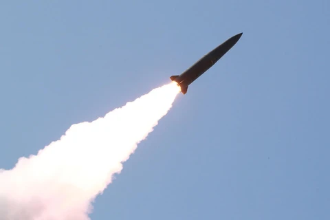 Ảnh do Hãng thông tấn Trung ương Triều Tiên đăng phát: Các vật thể bay rời khỏi bệ phóng rocket trong cuộc diễn tập của các đơn vị phòng vệ Quân đội Nhân dân Triều Tiên ở phía Tây nước này, ngày 9/5/2019. (Ảnh: AFP/TTXVN)