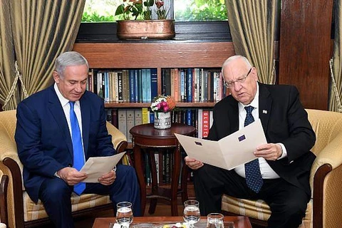 Tổng thống Reuven Rivlin (phải) và Thủ tướng Benjamin Netanyahu. (Nguồn: timesofisrael.com)
