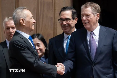 Phó Thủ tướng Trung Quốc Lưu Hạc (trái, phía trước) trong cuộc gặp Bộ trưởng Tài chính Mỹ Steven Mnuchin (thứ 2, phải) và Đại diện Thương mại Mỹ Robert Lighthizer (phải) tại Washington DC., ngày 10/5/2019. (Ảnh: AFP/TTXVN)
