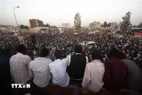 Người biểu tình tập trung bên ngoài trụ sở quân đội ở Khartoum, Sudan, ngày 25/4/2019. (Ảnh: THX/TTXVN)