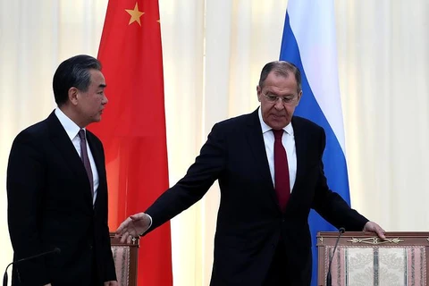 Ngoại trưởng Vương Nghị (trái) và người đồng cấp nước chủ nhà Sergei Lavrov. (Nguồn: TASS)